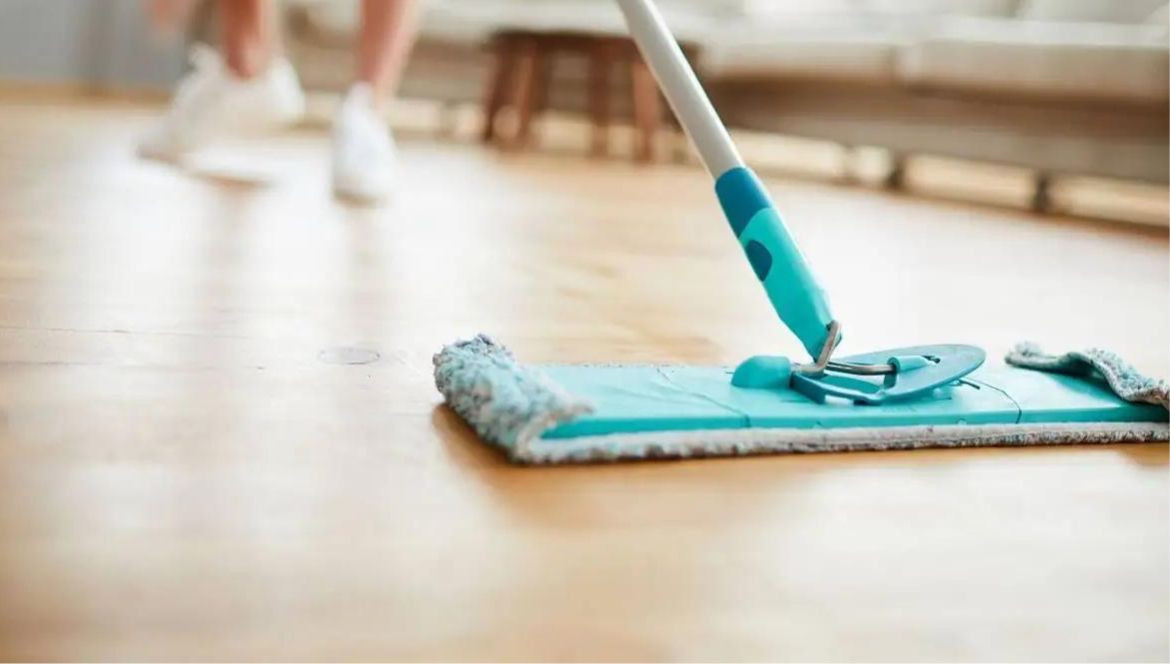 Cuidado con el vinagre: por qué no es recomendable para limpiar tu suelo